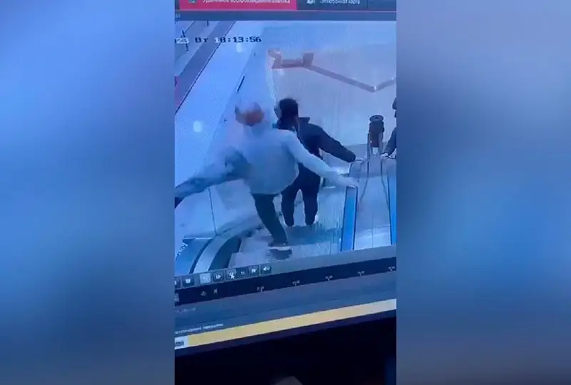 Мужчину столкнули с эскалатора в торговом доме в Караганде