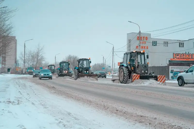 Oral qalasynda sońǵy eki kúnde 6400 tekshe metrden astam qar shyǵaryldy