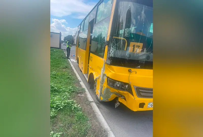 Semeıde jolaýshylar avtobýsy polıtsııa beketine soǵyldy