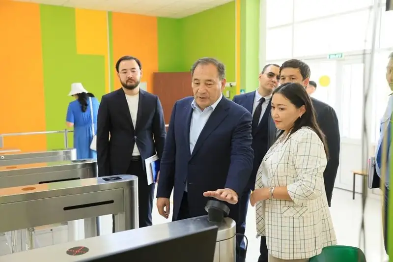 Qazaqstanda birinshi bolyp Aqtóbe mektebi oqýshyny bet-álpetin taný arqyly kirgizedi