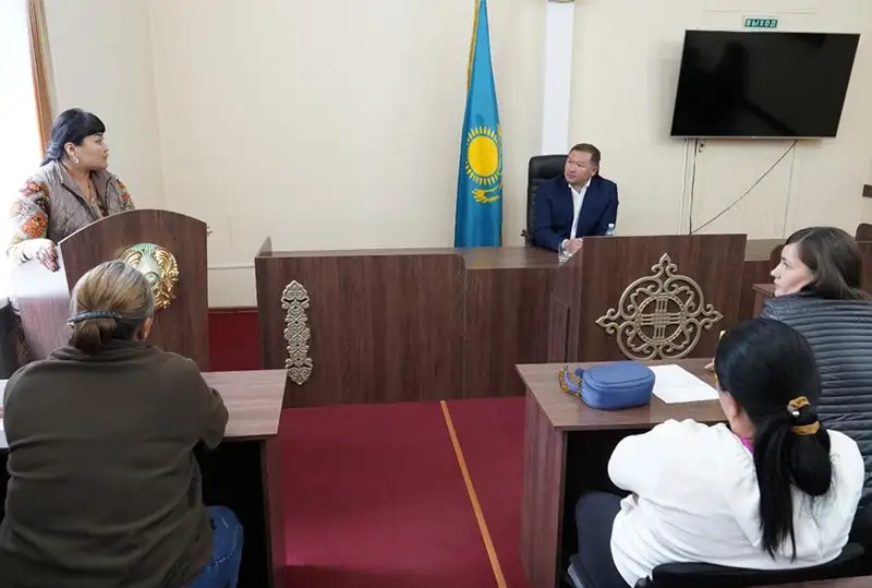 В акимате ВКО проходит встреча с родителями школьников Риддера