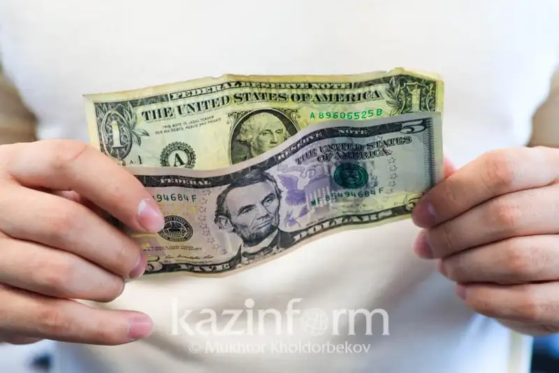Aqsha aıyrbastaý oryndarynda dollar 445-452 teńgeden satylyp jatyr