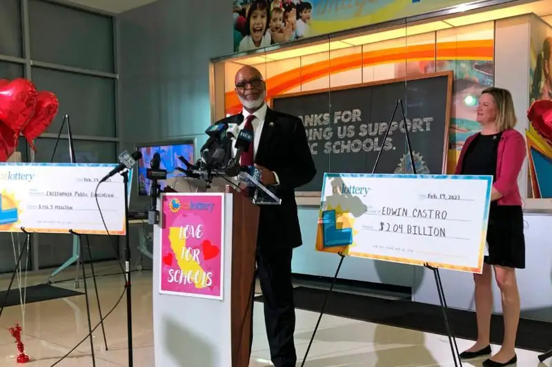 Америка фуқароси 2 млрд долларлик жекпот ютиб олди