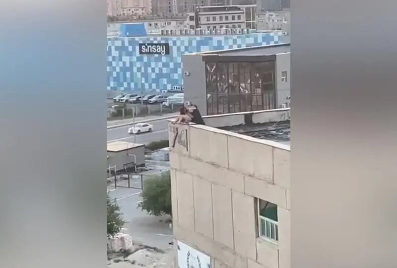 Девушку от прыжка с крыши дома спасли полицейские в Актау