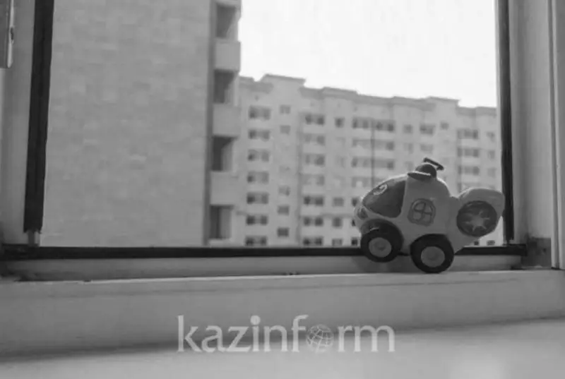 Ребенок погиб при падении из окна 17-го этажа в Астане