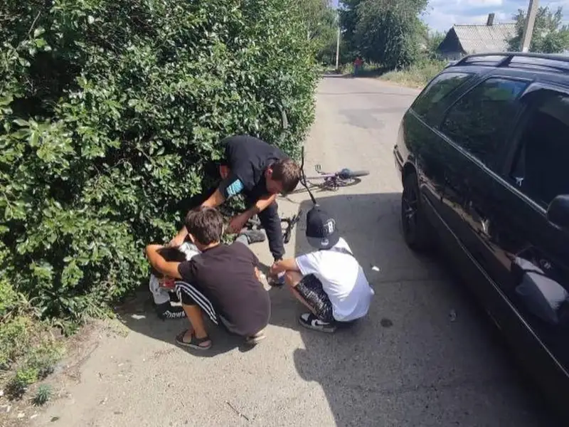 Óskemende velosıpedpen kele jatqan bala jolǵa shyǵyp ketip, kólikke soǵyldy