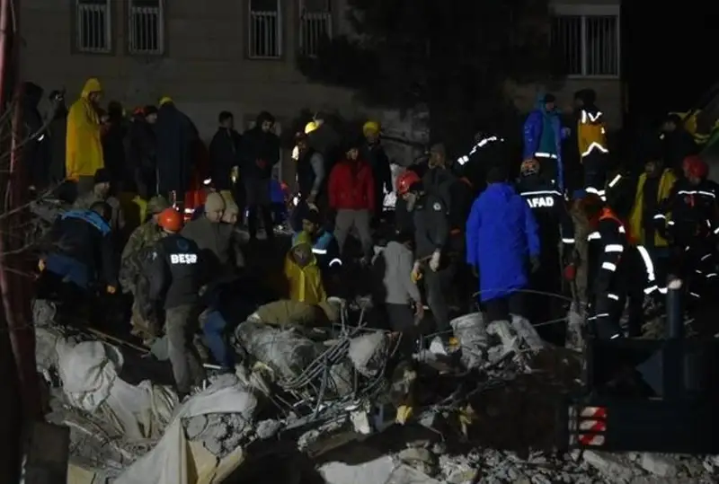 Число жертв землетрясения в Турции приблизилось к 3 тысячам