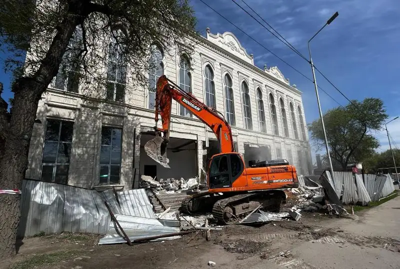 Алматыда соттың шешімімен ірі мейрамхана сүріліп жатыр