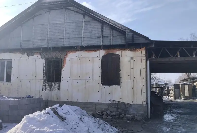 Военные спасли на пожаре жителей Уштобе