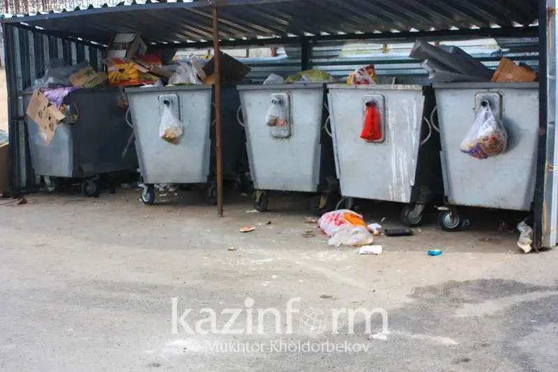 Aqtóbe qalasynda tarıf kóterilgenimen, qoqys shyǵarý jumysy rettelmeı tur