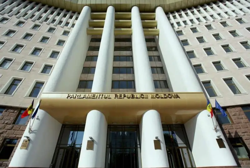 Смену государственного языка одобрил парламент Молдовы