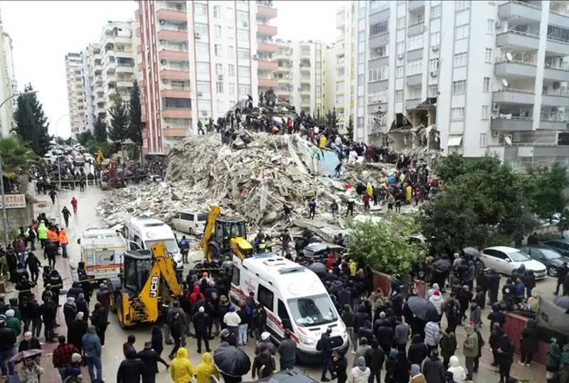Число погибших в Турции достигло 912 человек