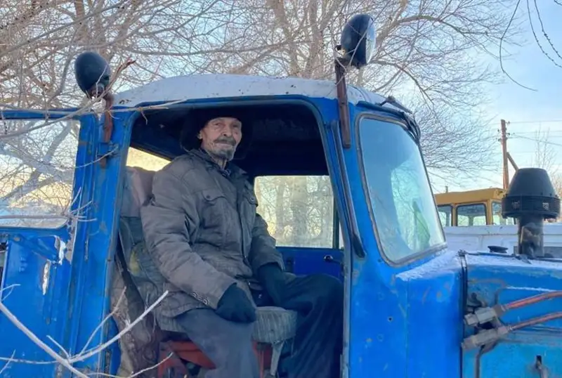 84-летний карагандинский аксакал на тракторе очищает родное село от снега