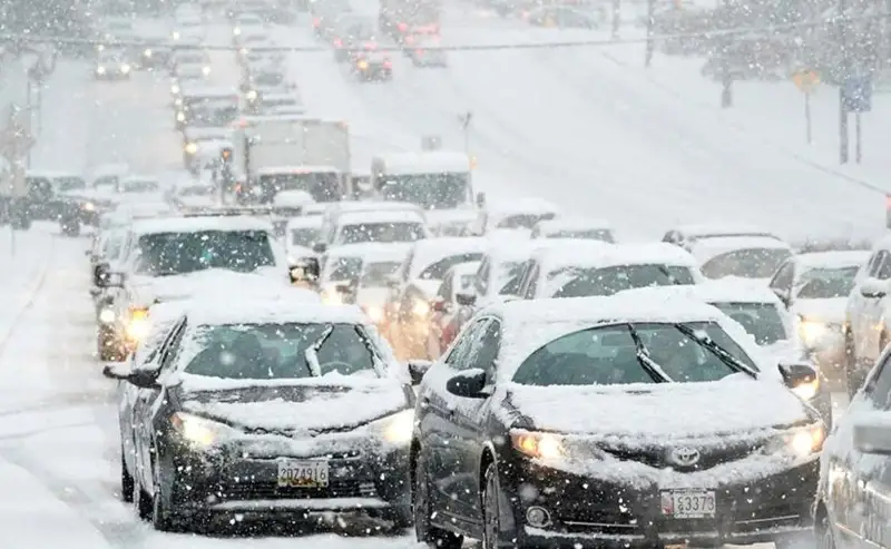 美国持续暴雪天气致45万人断电