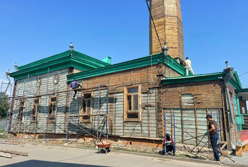 Здание построенной в 19 веке мечети Тыныбая ремонтируют в Семее