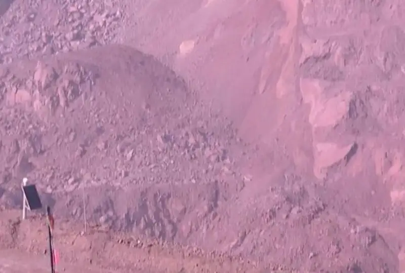 Число погибших при обрушении угольного карьера в Китае возросло до шести