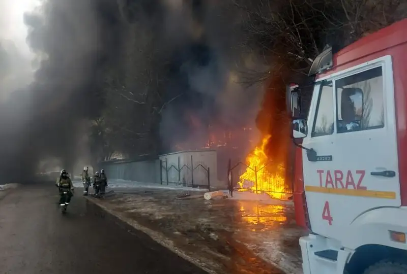 Мужчина получил электротравму при пожаре на рынке в Таразе