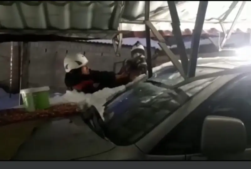 Шымкентте қалың қардан бастырманың шатыры құлап, көлікті басып қалды