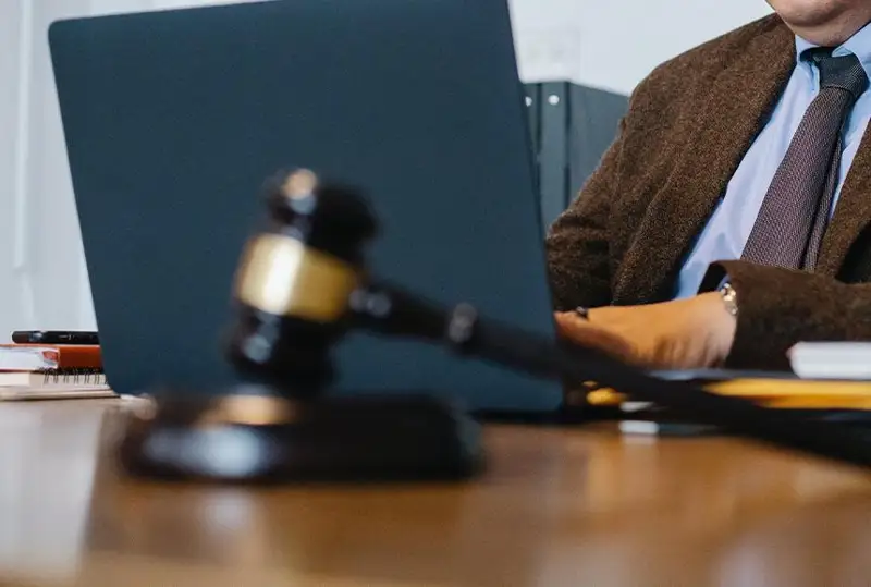 ايەل زورلادى دەگەن كۇدىكتىنى ۇيىنە جىبەرگەن سۋديا ءوز ەركىمەن ورنىن بوساتپاق