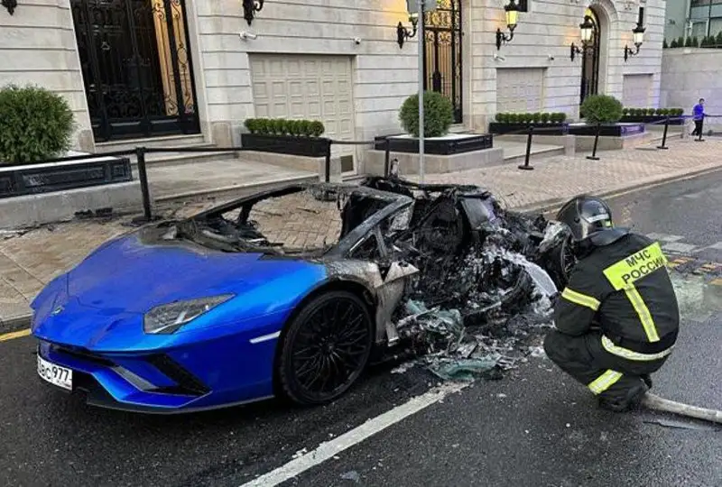 Lamborghini стоимостью свыше 200 тысяч долларов сгорел в центре Москвы