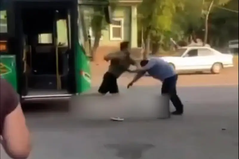 Водитель автобуса и пассажир устроили драку в Алматы