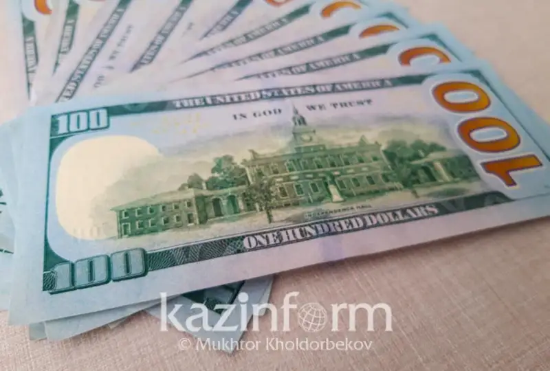 Доллар Қозоғистонда 461-465 тенгедан сотилмоқда