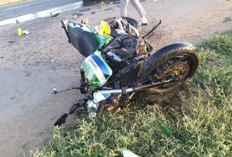 Kókshetaýda mototsıkl júrgizýshi jol apatynan kóz jumdy