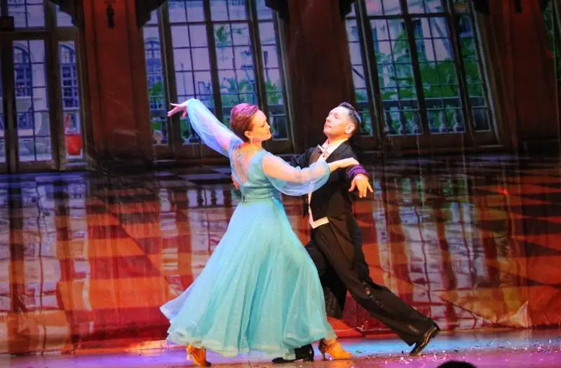 بال ءبيىن شاحمات ويىنىنا ۇقساتامىن - 30 جىل ساحنادا جۇرگەن ءبيشى