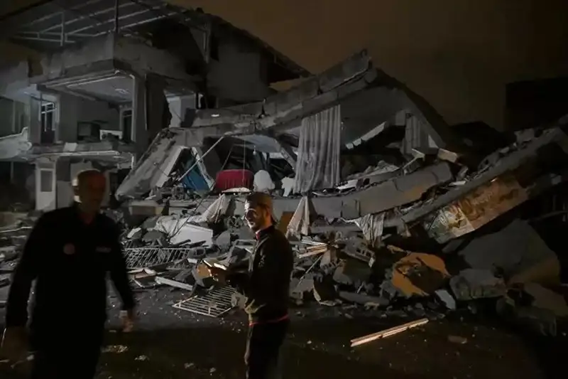 Túrkııadaǵy jer silkinisi: Antakııa men Iskenderýn arasynda jol buzylyp, teńiz deńgeıi kóterilýi yqtımal