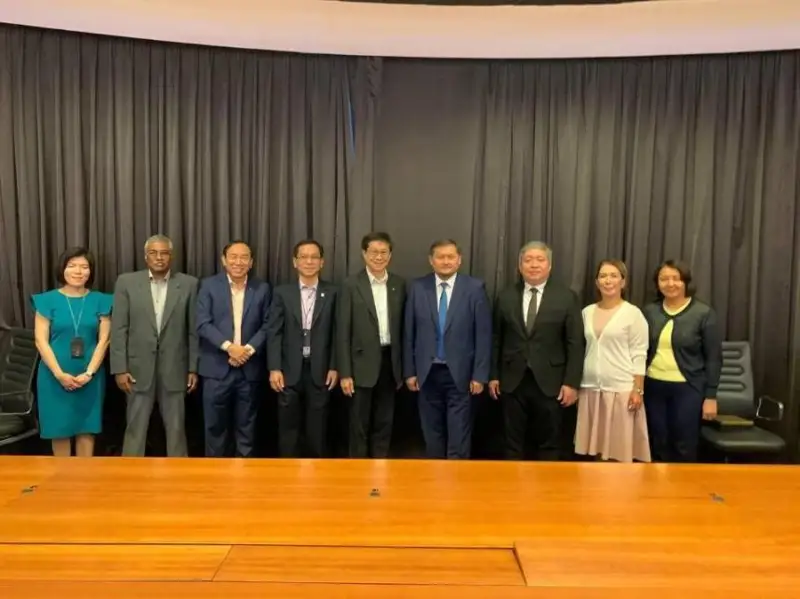 萨亚萨特·努尔别克会见新加坡科技设计大学校长
