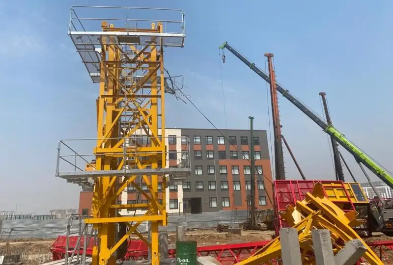 Машинист крана госпитализирован в Астане после падения стрелы