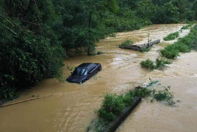 Пекинда кучли ёмғир туфайли икки киши ҳалок бўлди