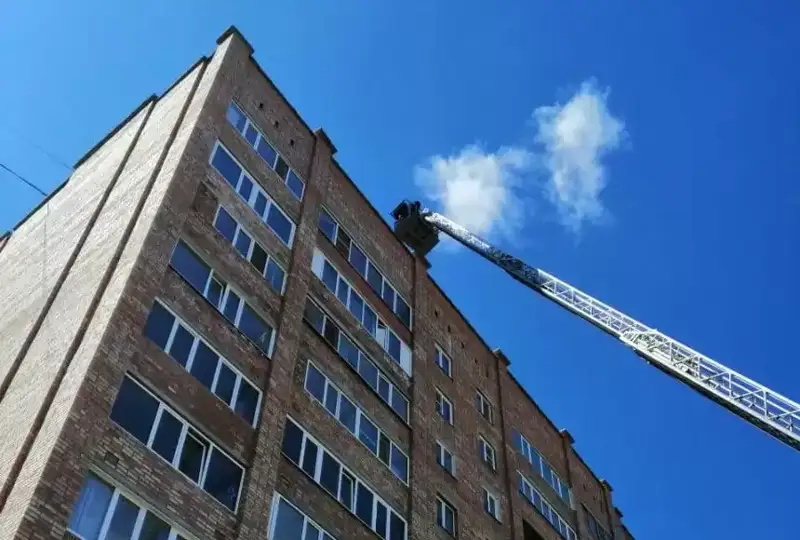 وسكەمەندە توعىزىنشى قاباتتان سەكىرمەك بولعان ايەل قۇتقارىلدى