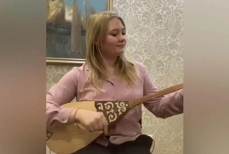 Amerıkalyq oqýshy qyz dombyrada «Qara jorǵany» oryndady