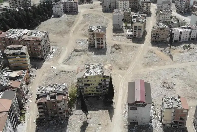 تۇركيانىڭ حاتاي قالاسى ۇيىندىلەردەن تازالانعاننان كەي جەرلەرى بوس قالدى - فوتو