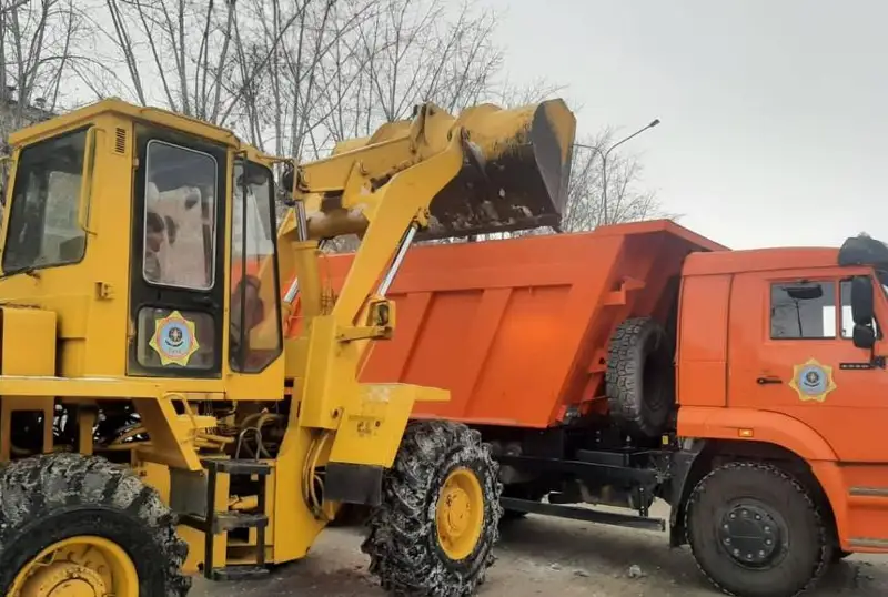 Semeıde áskerı bólim qyzmetshileri qar shyǵarýǵa jumyldyryldy