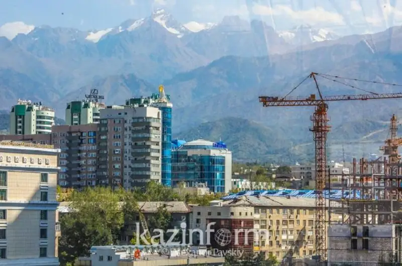 Almaty taýlaryndaǵy qurylys: Senator jer berýge moratorıı jarııalaýdy surady