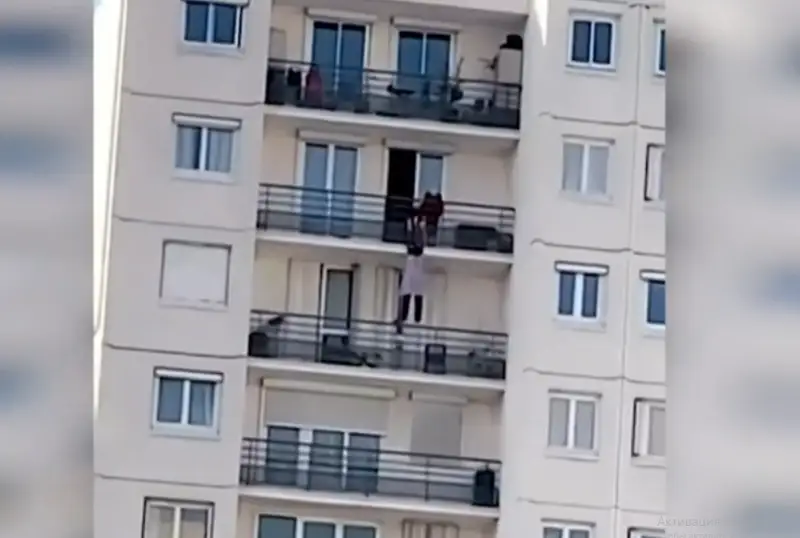 90-летний «супермен» спас женщину от самоубийства силой своих рук во Франции