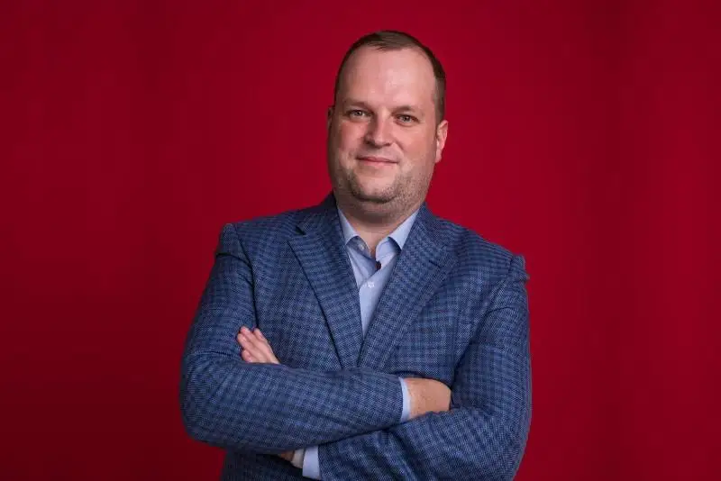 Стоит ли покупать доллары казахстанцам и почему тенге падает – Андрей Чеботарев