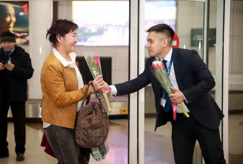 Воздушная гавань столицы встретила женщин с цветами