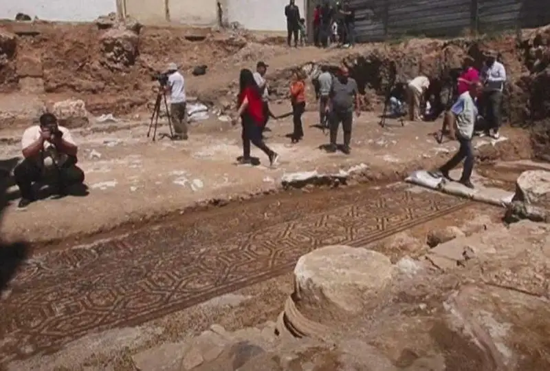 Sırııalyq arheologtar biregeı eden mozaıkasynyń fragmentterin kórsetti