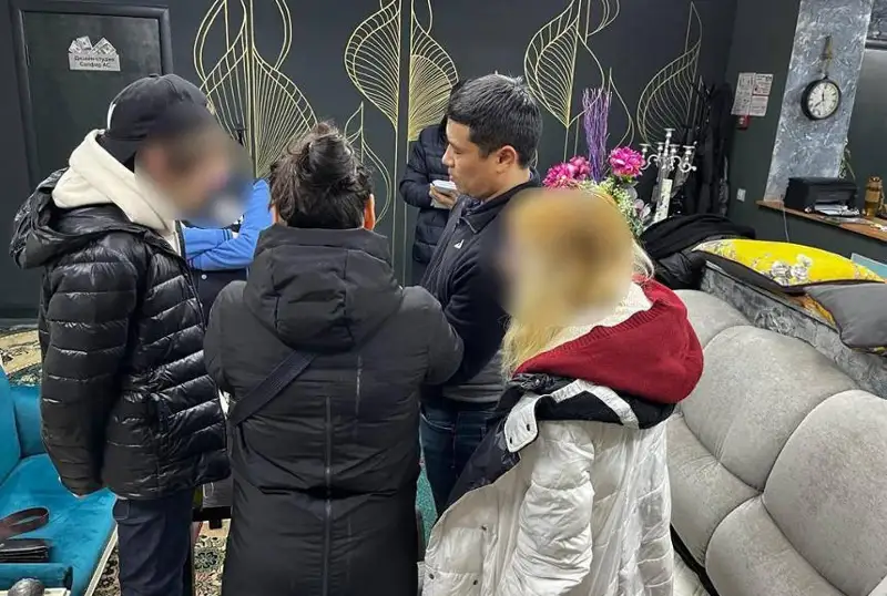 Группу фейковых продавцов iPhone задержали в Атырау