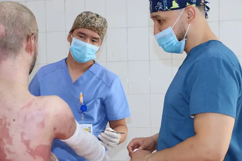 Пациента с 94% ожогом тела спасли врачи в Алматы