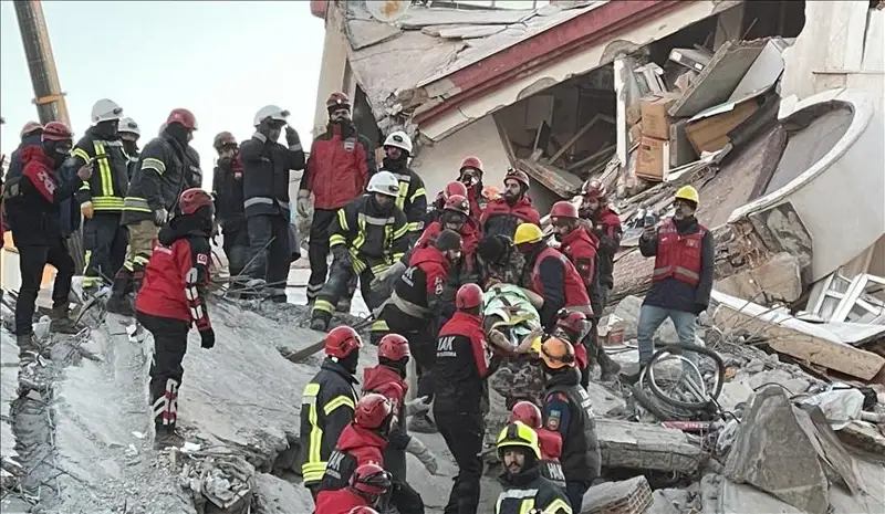 Túrkııada 155 saǵat úıindi astynda jatqan bala qutqaryldy