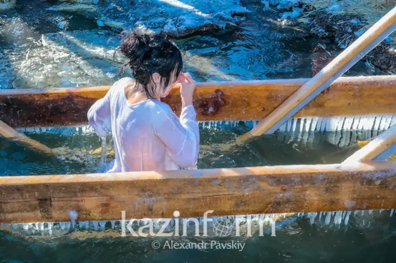 Свыше 1,5 тысяч человек за день приняли участие в крещенских купаниях в Атырауской области