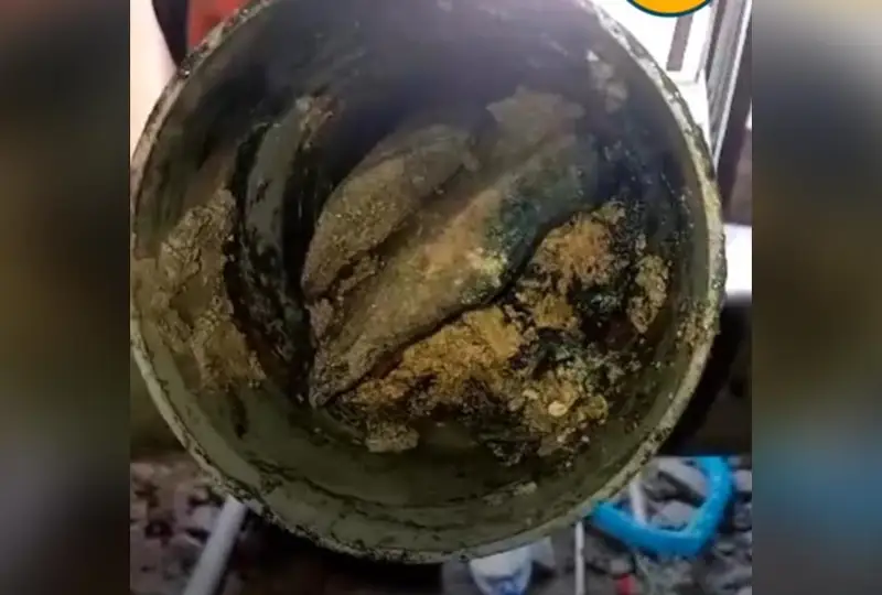 Цементный раствор слили в канализацию павлодарской многоэтажки и забили трубы