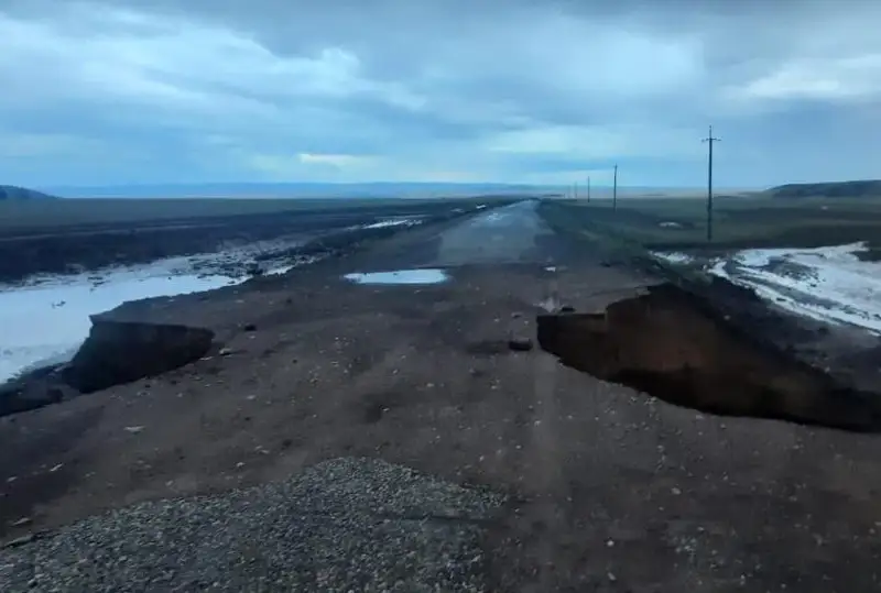 Часть дороги обвалилась из-за дождя в области Жетысу