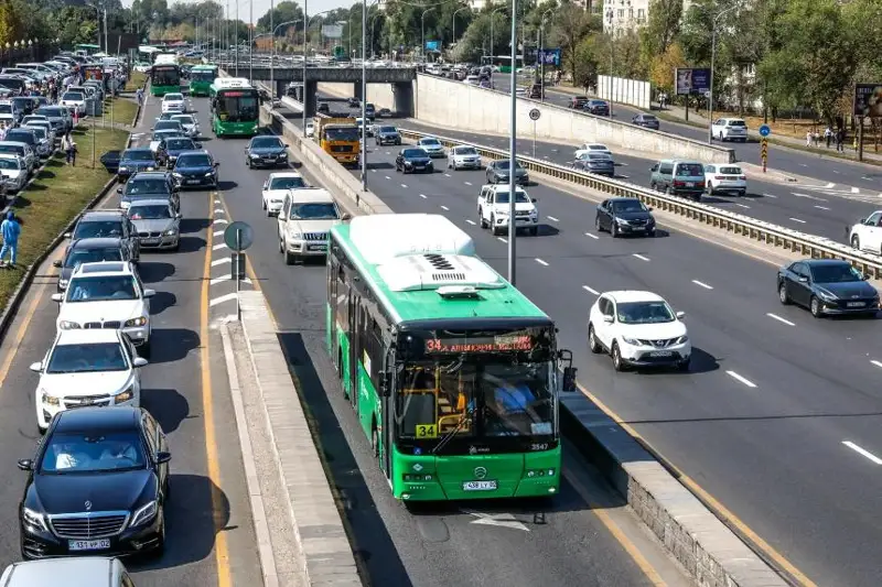 Стоим часами в пробках: на скопление таксистов в районе барахолки пожаловалась алматинка