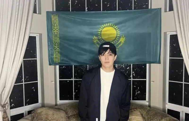 ديماش قۇدايبەرگەن ا ق ش-تاعى پاتەرىنىڭ تەرەزەسىنە قازاقستاننىڭ تۋىن ءىلىپ قويعان