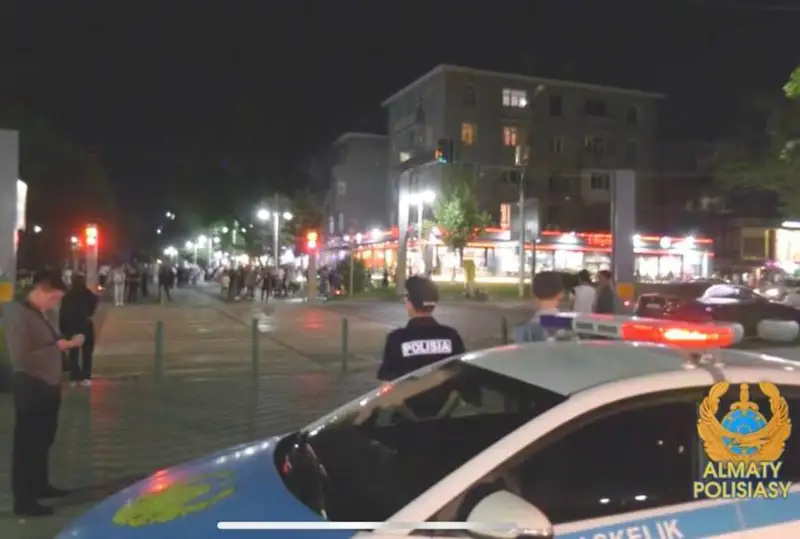 Нарушивших правопорядок 98 водителей мопедов выявили на алматинском Арбате